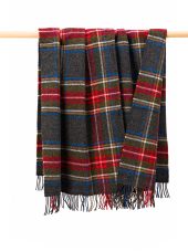 Dicke Wolldecke im Grey Stewart Tartan aus Shetland-Wolle von House of Scotland