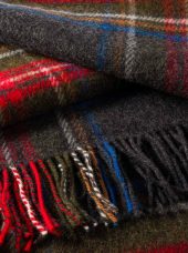 Detailaufnahme des grauen Grey Stewart Tartans der irischen Wolldecke