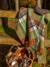 Irish Picnic Blanket in Grüntönen, dicke Wolldecke aus Irland