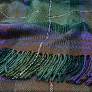 Detailaufnahme des Isle of Skye Tartans der Lammwolldecke
