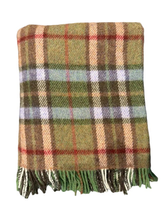 Irische Wolldecke im Muted Green Tartan aus Shetland-Schurwolle, zusammengelegt.