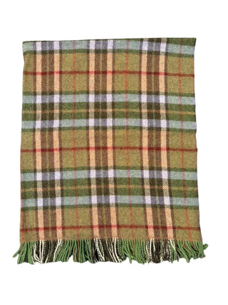 Grössere Ausschnitt der Wolldecke Muted Green Tartan mit gedrehten Fransen, gewebt in Irland
