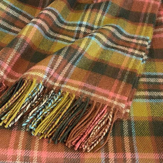 Detailaufnahme des Scott Green Antique Tartans der Lammwolldecke