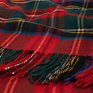 Detailaufnahme des Royal Stewart Modern Tartans der Lammwolldecke
